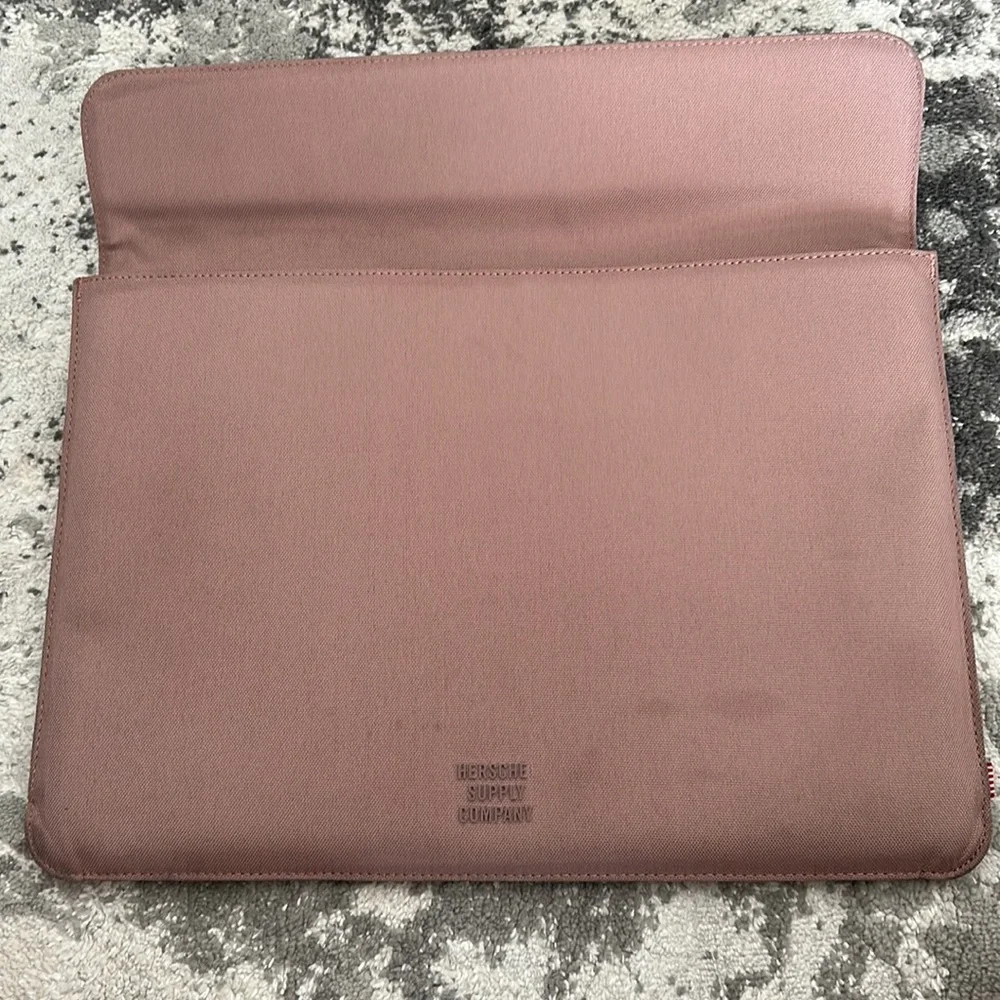 Herschel 15 in soft laptop sleeve in light pink rose